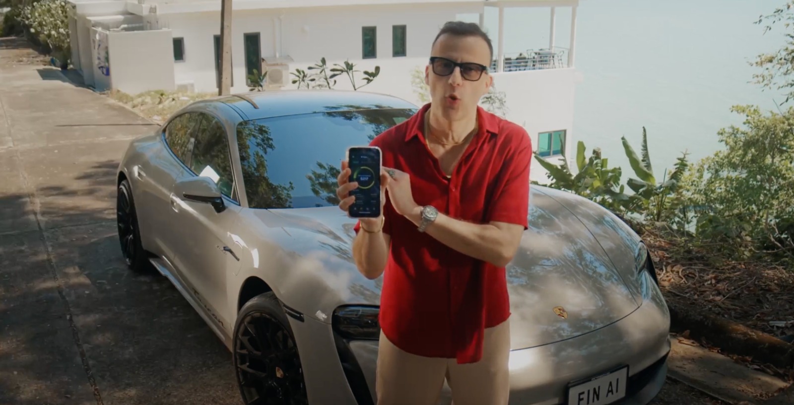 David Larsson mostra Fin AI sul telefono davanti a un’auto